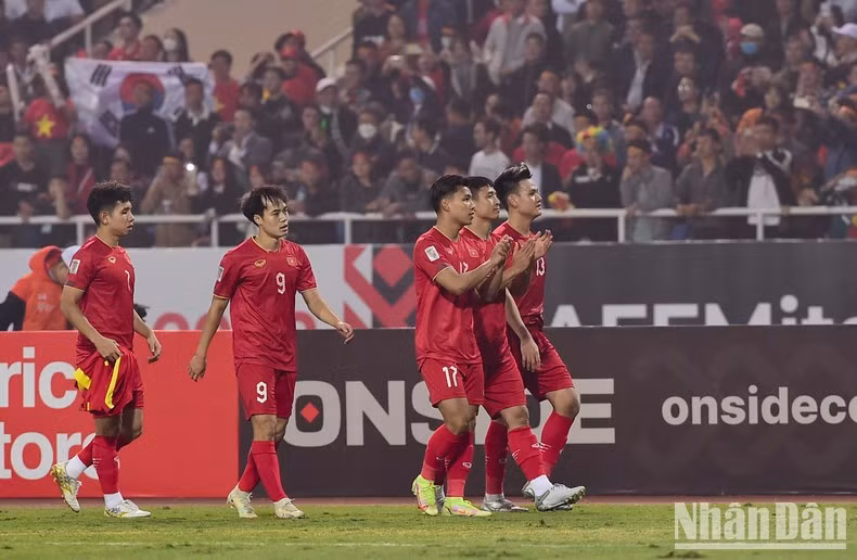 The players go to the stands.