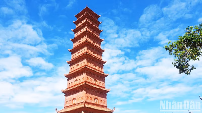 Tuong Long Tower was built on a mountain 126m high above sea level. In addition to religious purposes, Tuong Long Tower also has the role of protecting national safety because it is an observatory that protects the northeastern border of the country.