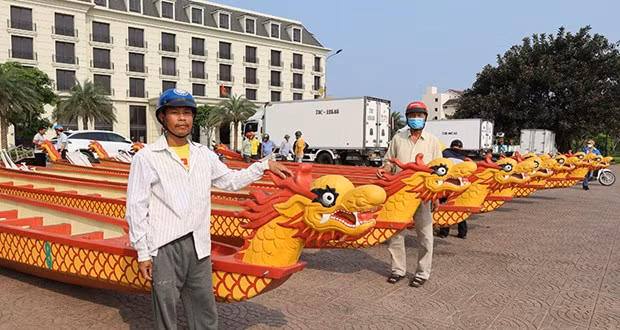 Dragon boats for the race on Nhat Le River during the Dong Hoi Cultural and Tourism Week. (Photo: baoquangbinh.vn)