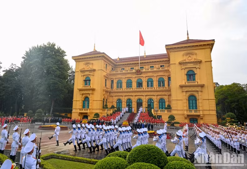 Party General Secretary Nguyen Phu Trong and Chinese Party General Secretary and President Xi Jinping review the guard of honour.