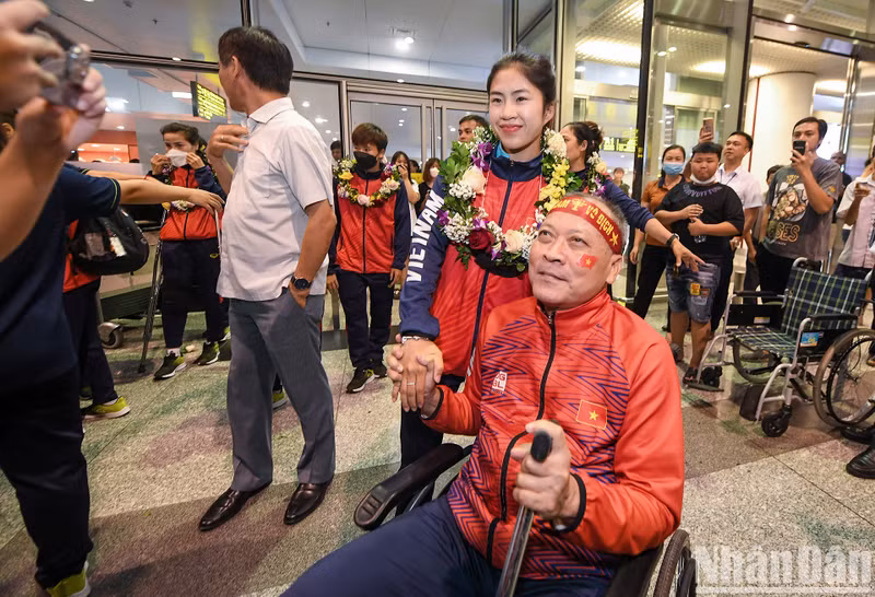 In Pictures: Vietnamese women’s football team returns home to fans’ warm welcome ảnh 9 In Pictures: Vietnamese women’s football team returns home to fans’ warm welcome ảnh 9