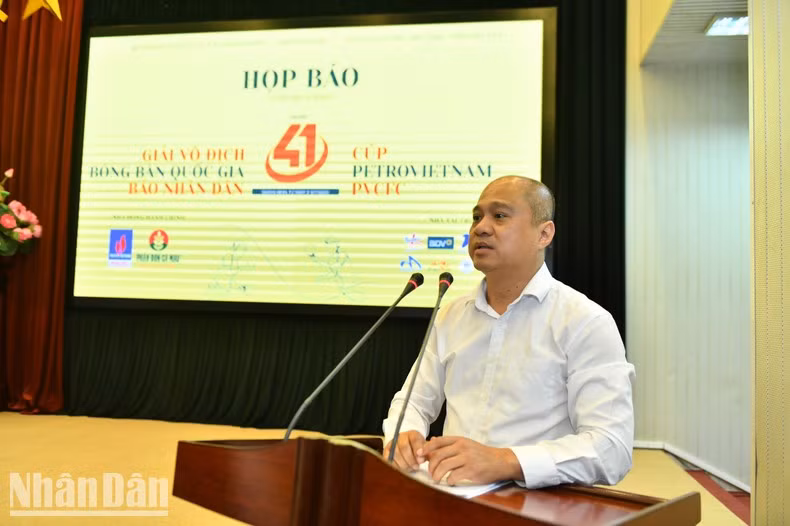 Phan Anh Tuan, General Secretary of the Vietnam Table Tennis Federation answers questions about the tournament at the press conference.
