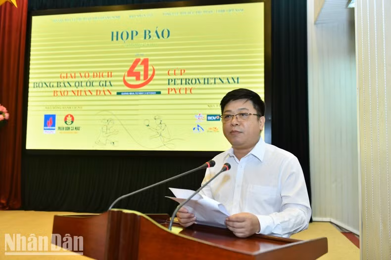 Deputy Editor-in-chief of Nhan Dan Newspaper Que Dinh Nguyen speaks at the press conference.