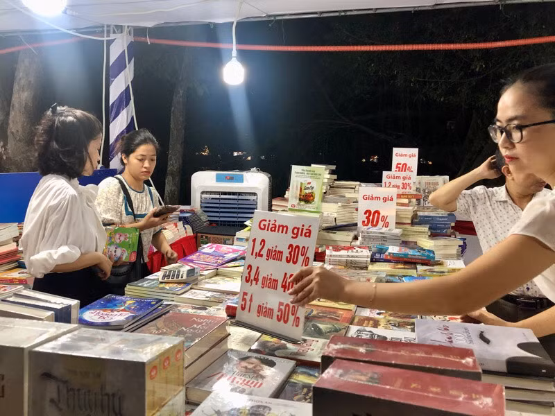 Many diícounts offered for readers.