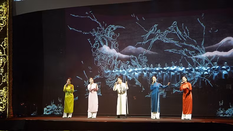 Singers Tung Duong, Dao To Loan, Khanh Ngoc, Trang Bui and Do To Hoa perform the song “Dan chim Viet” to open the programme. (Photo courtesy of organisers)