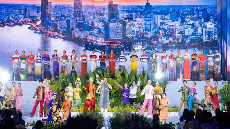 The combination of the Ao Dai Collection themed “The gioi nhu toi thay” (The world as I see it) by Do Trinh Hoai Nam and the traditional costumes of many countries around the world expresses the festival’s spirit of peace and friendship.