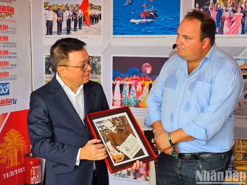Editor-in-Chief Le Quoc Minh presents a picture entitled “Uncle Ho reading Nhan Dan Newspaper” to Editor-in-Chief Fabien Gay and expresses his hope that the friendship between the French and Vietnamese communists as well as the cooperation between two Party Newspapers will increasingly develop. Editor-in-Chief Le Quoc Minh presents a picture entitled “Uncle Ho reading Nhan Dan Newspaper” to Editor-in-Chief Fabien Gay and expresses his hope that the friendship between the French and Vietnamese communists as well as the cooperation between two Party Newspapers will increasingly develop.