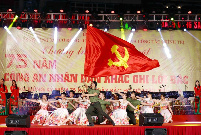 An art performance at the programme (Photo: NDO)