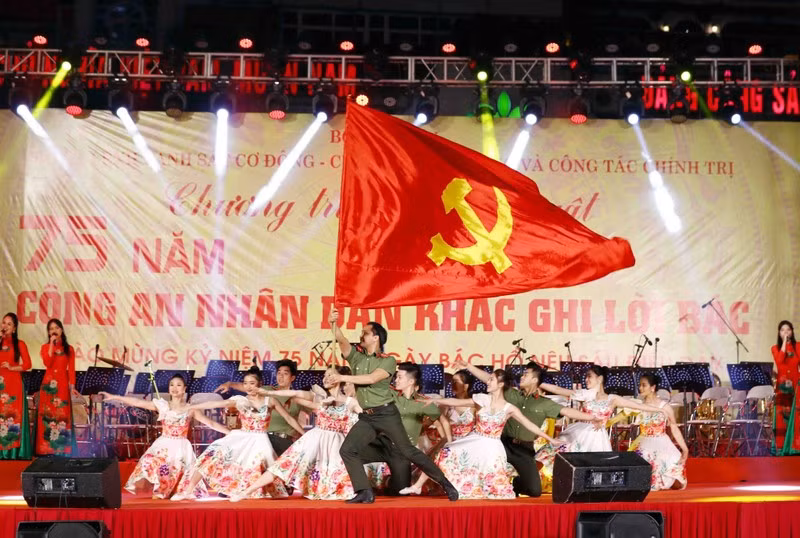 An art performance at the programme (Photo: NDO)