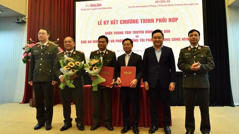 At the signing ceremony (Photo: Minh Tuan)