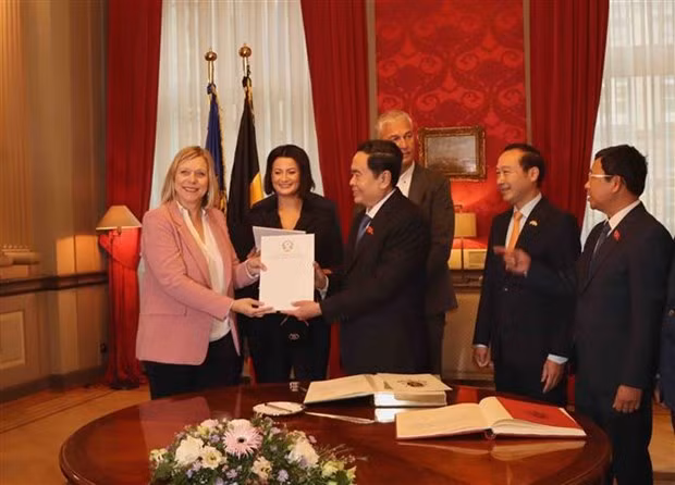 NA Vice Chairman Tran Thanh Man hands over thank-you letter from NA Chairman Vuong Dinh Hue to the Belgian leaders. (Photo: VNA)