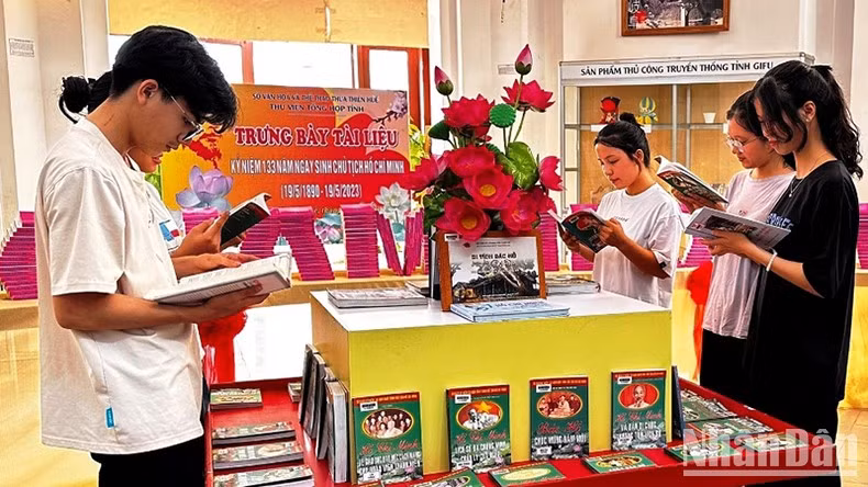 Students to the exhibition.