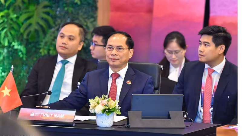 Vietnamese Minister of Foreign Affairs Bui Thanh Son (centre). (Photo: baoquocte.vn) 