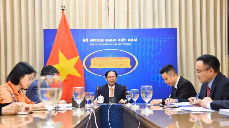 Minister of Foreign Affairs Bui Thanh Son holds online talks with Chinese State Councilor and Foreign Minister Qin Gang on March 28. (Photo: baoquocte.vn)