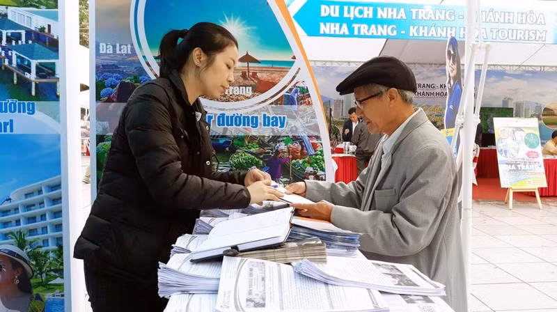 Businesses introduce tours at the 2023 Hanoi Tourism Festival. (Photo: NDO)