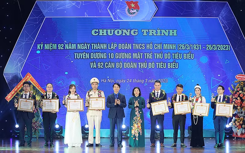 Ten outstanding young faces of Hanoi are honoured at the ceremony. (Photo: NDO)