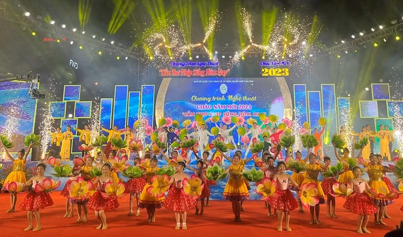 The southern city of Can Tho held an art programme in celebration of New Year 2023 at Luu Huu Phuoc Park’s stage. (Photo: VNA)