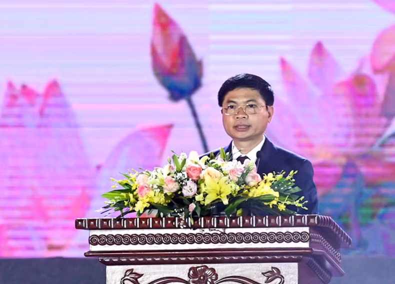 Chairman of Ha Nam Provincial People's Committee Truong Quoc Huy speaks at the ceremony.