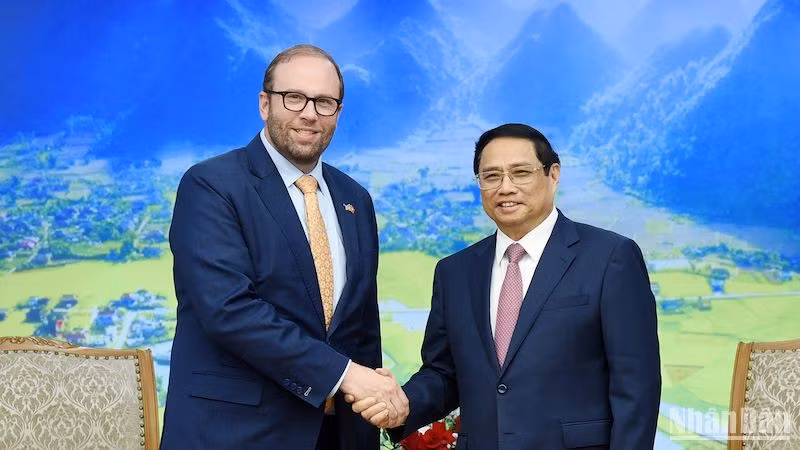 Prime Minister Pham Minh Chinh (R) receives Chairman of the US House of Representatives' Ways and Means Committee Jason Smith (Photo: NDO)