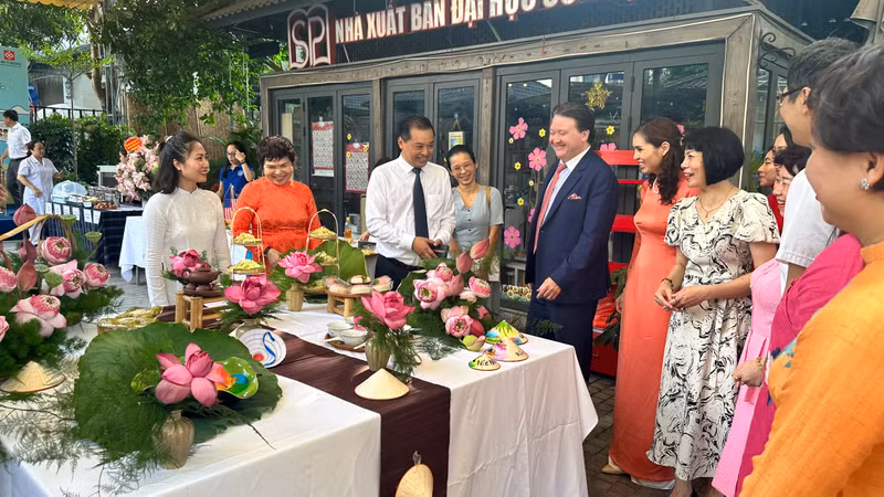 The delegates visit the booths introducing Vietnamese traditional dishes.