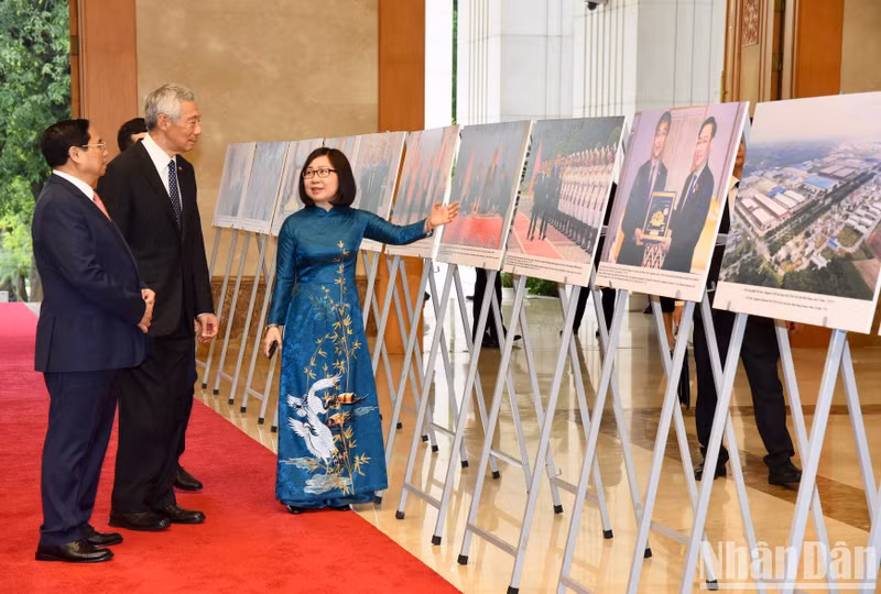 The two PMs visit a photo exhibition on the cooperation between the two countries. The two PMs visit a photo exhibition on the cooperation between the two countries.
