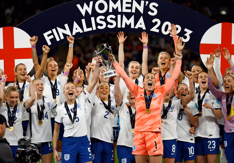 England's Leah Williamson and Mary Earps celebrate with the trophy after winning the Women's Finalissima, Wembley Stadium, London, the UK, April 6, 2023. (Photo: Action Images via Reuters)