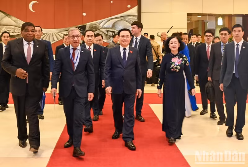 Chairman of the National Assembly Vuong Dinh Hue, President of the Inter-Parliamentary Union (IPU) Duarte Pacheco and other leaders attend the opening ceremony. 