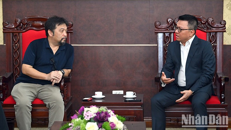 Nhan Dan Newspaper's Editor-in-chief Le Quoc Minh (right) receives Director of ABU Programming Yasu Nagahata. 