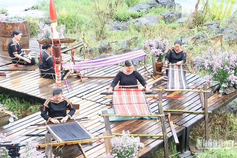 The traditional brocade weaving of Central Highlands ethnic groups is reproduced.