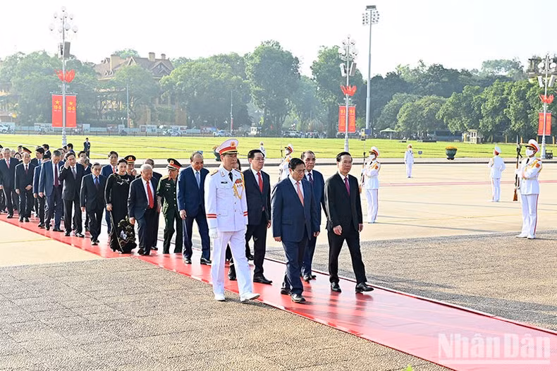 Leaders and formers leaders of the Party and State pay tribute to President Ho Chi Minh. Leaders and formers leaders of the Party and State pay tribute to President Ho Chi Minh.