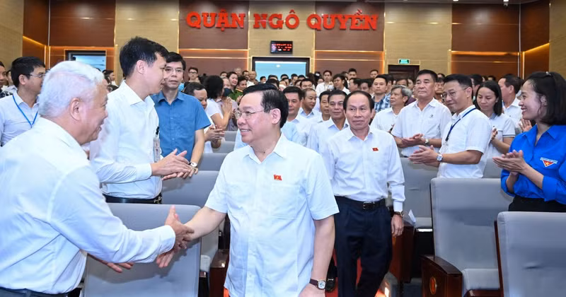 NA Chairman Vuong Dinh Hue and NA deputies of Hai Phong City attend the meeting with voters at Ngo Quyen District’s Political-Administrative Centre.