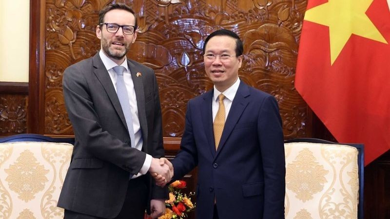 President Vo Van Thuong (R) receives Ambassador of the United Kingdom of Great Britain and Northern Ireland to Vietnam Iain Frew. (Photo: VNA)