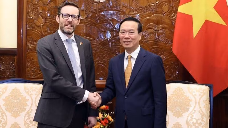 President Vo Van Thuong (R) receives Ambassador of the United Kingdom of Great Britain and Northern Ireland to Vietnam Iain Frew. (Photo: VNA)