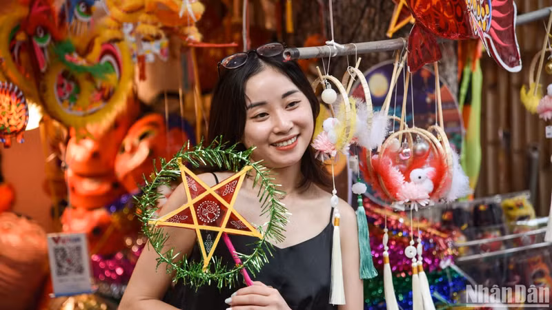 Young people take photos with the sparkling star lanterns.