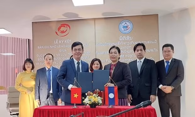 Vietnam's State Archives and Records Department signs MoU on archival cooperation with Laos' National Archives Department (Photo: VNA) 