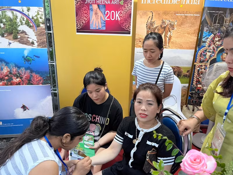 Vietnamese people are experiencing henna arts. (Photo: Indian Embassy)