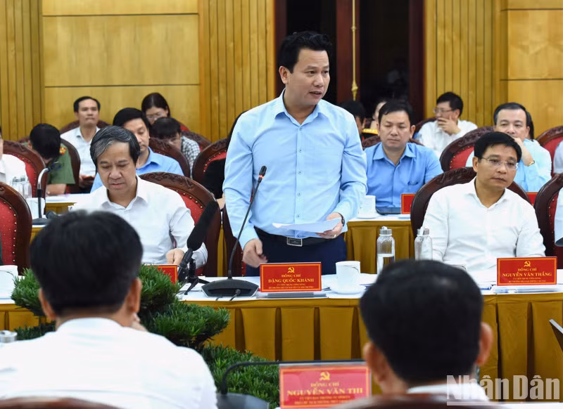 Minister of Natural Resources and Environment Dang Quoc Khanh speaks at the working session.