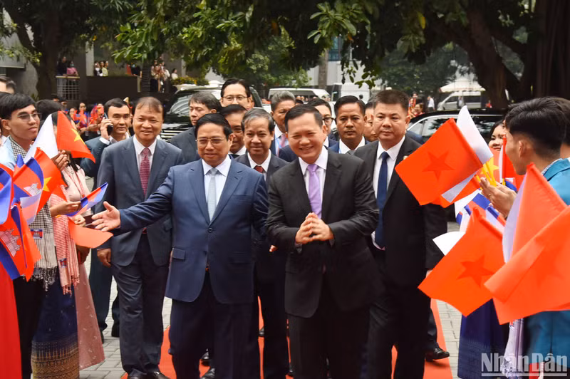 Prime Minister Pham Minh Chinh and Cambodian Prime Minister Samdech Moha Borvor Thipadei Hun Manet visit the Foreign Trade University in Hanoi on December 12 (Photo: NDO) 