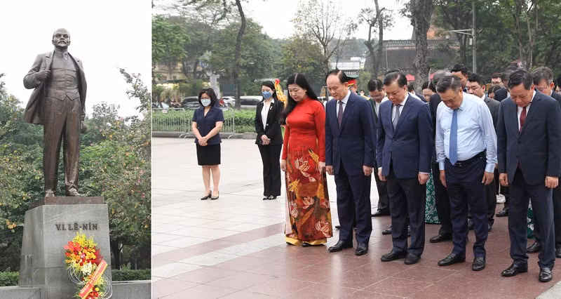 The Hanoi leaders pay tribute to Vladimir Ilyich Lenin at his statue in Ba Dinh district. (Photo: NDO)