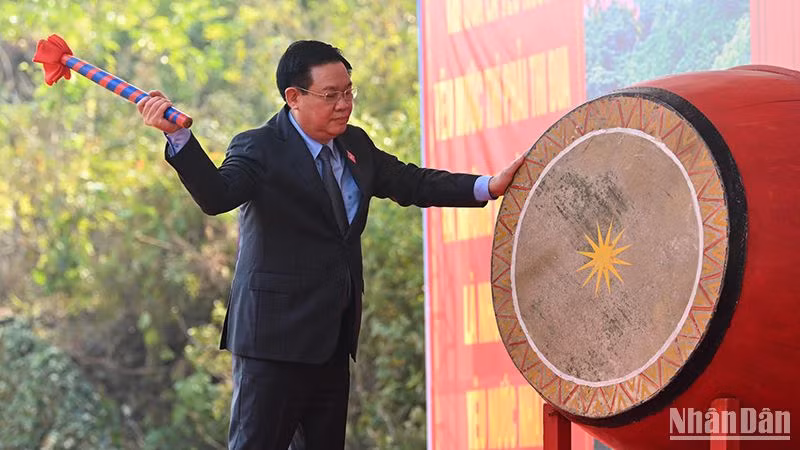 NA Chairman Vuong Dinh Hue beats the drum to launch the Tet tree planting festival. 
