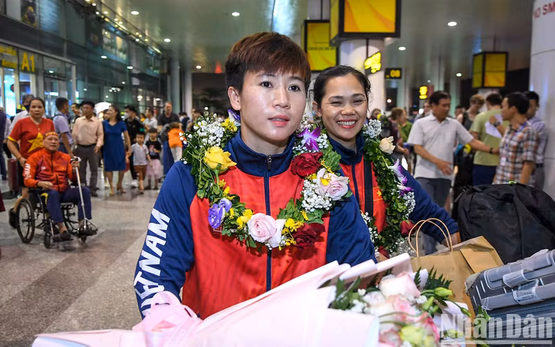 In Pictures: Vietnamese women’s football team returns home to fans’ warm welcome ảnh 11 In Pictures: Vietnamese women’s football team returns home to fans’ warm welcome ảnh 11