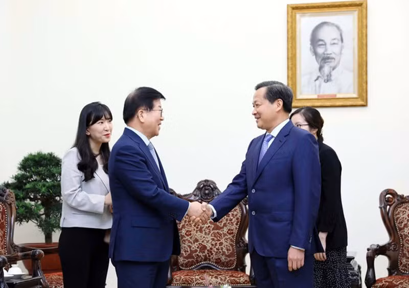 Deputy Prime Minister Le Minh Khai receives former Speaker of the Republic of Korea’s National Assembly Byeong-seug. (Photo: VGP)