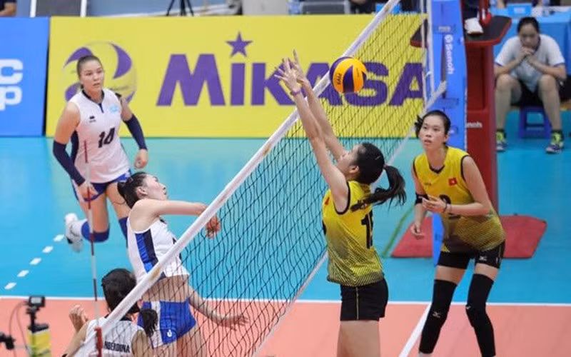 Vietnam women's volleyball team (right) competes at VTV International Volleyball Tournament 2019.
