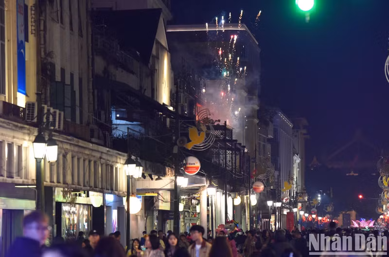The area around Hoan Kiem Lake bustling on New Year's Eve (Photo: Thanh Dat)