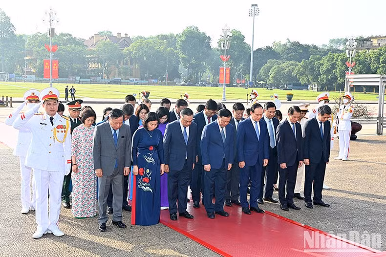 The delegation of the Hanoi municipal Party Committee, People's Council, People's Committee and Fatherland Front Committee lay wreaths in tribute to President Ho Chi Minh. The delegation of the Hanoi municipal Party Committee, People's Council, People's Committee and Fatherland Front Committee lay wreaths in tribute to President Ho Chi Minh.