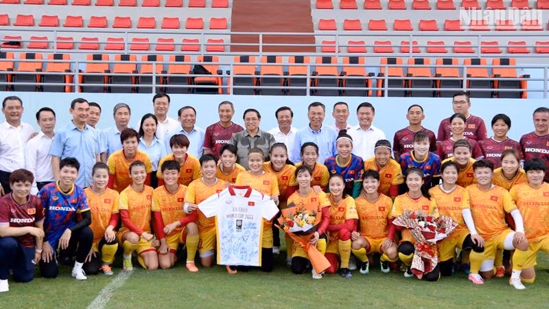 Prime Minister Pham Minh Chinh (3rd row, fifth from left) in a group photo with the women's national football squad in Hanoi on July 3. (Photo: NDO) 