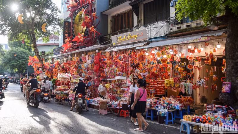 Referring to the Mid-Autumn Festival, it is impossible not to mention Hang Ma Street, which has been decorated colourfully with a variety of traditional and modern handicrafts.