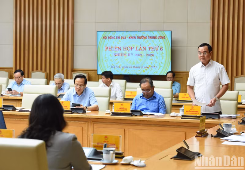 Chairman of the Vietnam General Confederation of Labour Nguyen Dinh Khang delivers a speech at the meeting.