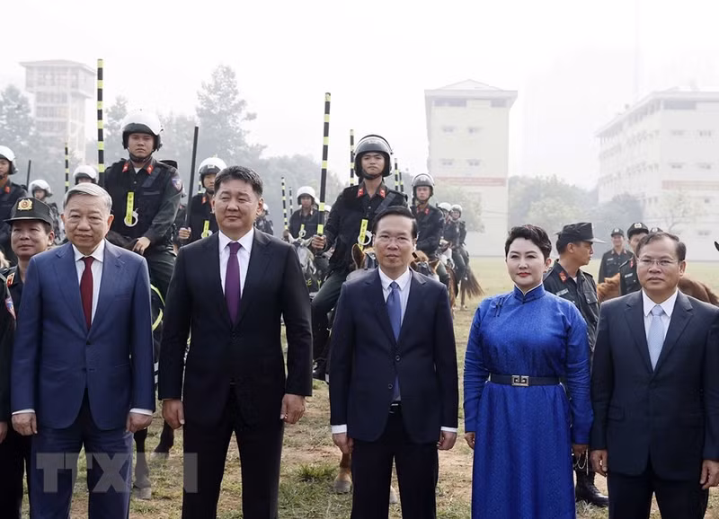President Vo Van Thuong and Mongolian President Ukhnaagiin Khurelsukh pose for a photo with the Cavalry Mobile Police soldiers under the Mobile Police High Command. (Photo: VNA)