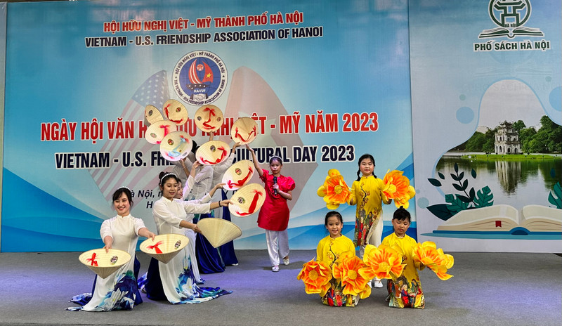 A performance by teachers and students from Trang An High-Quality Primary School at the Vietnam - US Friendship Cultural Day. (Photo: Kim Linh)